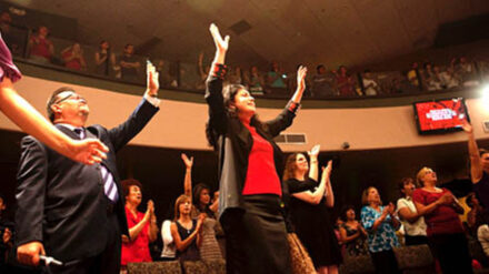 Evangelikale Christen stellen auch in Deutschland einen wichtigen Teil der Gläubigen dar. Auch sie hat Gideon Böss zur Recherche seines Buches „Deutschland, deine Götter“ besucht