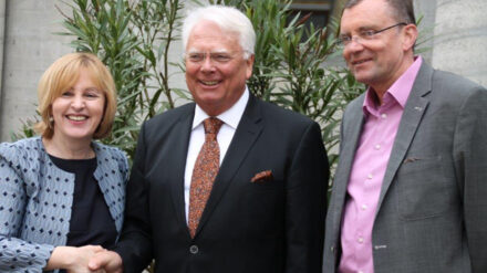Staatssekretärin Marion von Wartenberg (links) gratuliert Hartmut Hühnerbein (Mitte)
