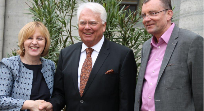 Staatssekretärin Marion von Wartenberg (links) gratuliert Hartmut Hühnerbein (Mitte)