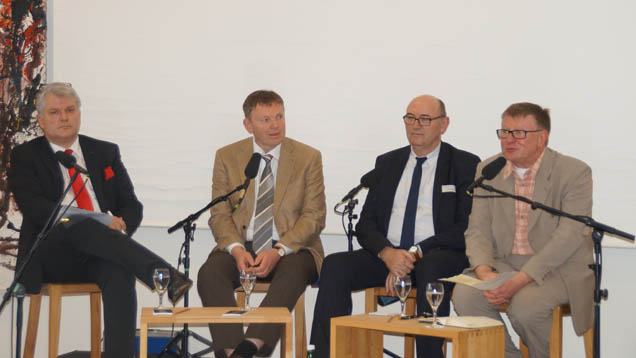 Der Journalist Peter Stefan Herbst und die Theologen Martin Leiner und Gottfried Müller (v.l.) diskutierten bei den Südwestdeutschen Medientagen über Medienkritik. Thomas Bimesdörfer vom Saarländischen Rundfunk moderierte die Runde