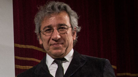 Der türkische Journalist Can Dündar kritisiert seinen Präsidenten Erdogan, aber auch das Verhalten der deutschen Kanzlerin