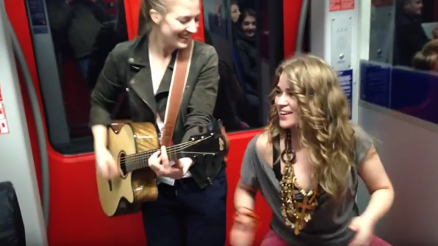 Anna Guder (l.) und Heidi Joubert jammen in der Frankfurter S-Bahn