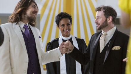 Lars und Stan wollen im Gefängnis heiraten. Pfarrerin Gwen Reynolds ist gerne behilflich.