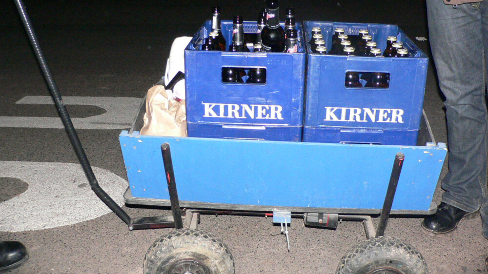 Bier im Bollerwagen zu fortgeschrittener Stunde