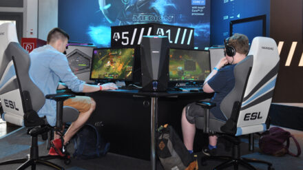 Computerspiele haben häufig religiöse Elemente. Das kann ein Anknüpfungspunkt sein, um mit Mitspielern über den Glauben zu sprechen.