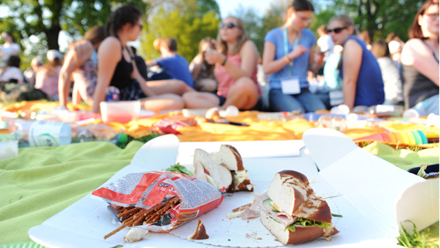 Laugenzöpfe und vieles mehr gab es für die Christival-Teilnehmer beim Mega-Picknick im Karlsruher Schlossgarten