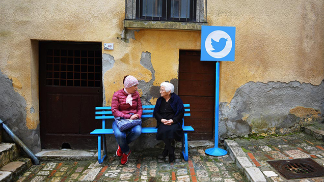 Miteinander reden – auf der Bank oder im Internet. Kommunikation ist so alt wie die Menschheit.