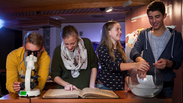 Bei der mobilen Bibelausstellung „Abgestaubt“ soll jungen Menschen ein spaßbringender Umgang mit der Heiligen Schrift vermittelt werden