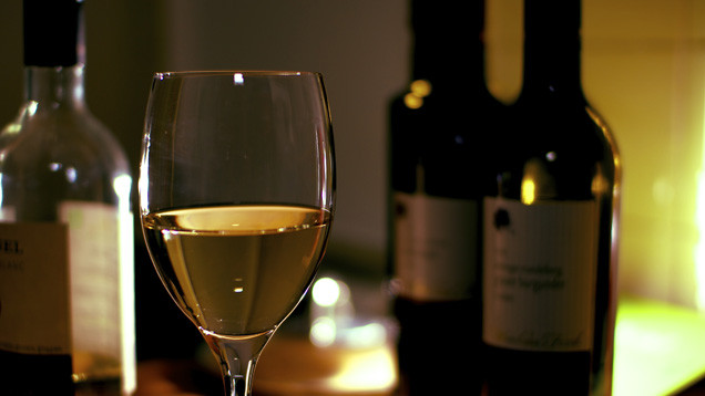 Es gibt deutliche Unterschiede zwischen dem natürlichen Wein und einem von Wasser in Wein verwandelten synthetischen Stoff