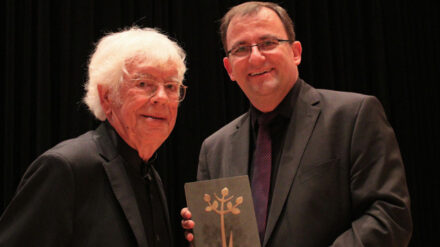 Hat den Hoffnungsträger-Preis vom Apis-Vorsitzendem Steffen Kern erhalten: Dirigent und Musiker Helmuth Rilling
