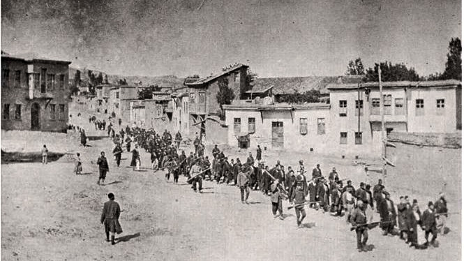 Armenier werden 1915 in ein Gefangenenlager deportiert. Der Völkermord an den Armeniern gilt international als historischer Fakt.