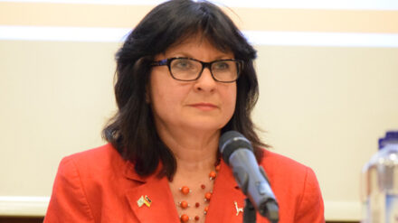 Maya Zehden, Präsidiumsmitglied der Deutsch-Israelischen Gesellschaft, erwog eine Rückrufaktion für Schulbücher mit falschen Darstellungen