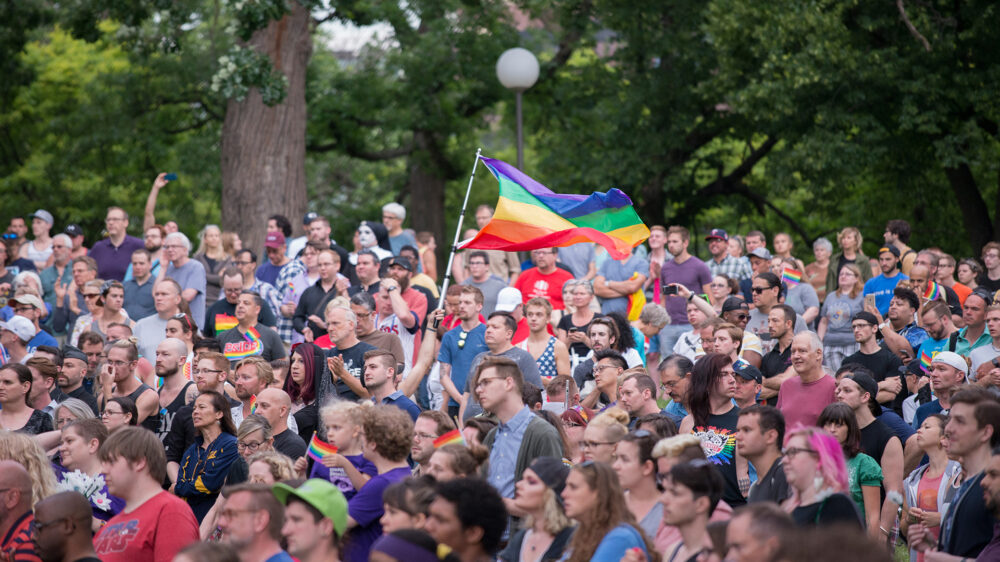 Menschen gedenken in Orlando der Opfer des Attentats