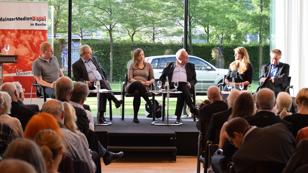 Stefan Schulz, Wolfgang Herles, Anne Wizorek, Thomas Leif (Moderator), Katrin Gottschalk und Albrecht von Lucke (v.l.n.r.) debattierten beim Mainzer Mediendisput in Berlin über den Wert des Diskurses in der Demokratie
