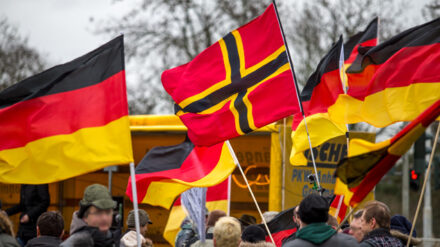 Chauvinismus, ein übersteigertes Nationalgefühl, gilt in der Forschung als ein Aspekt rechtsextremer Einstellungen