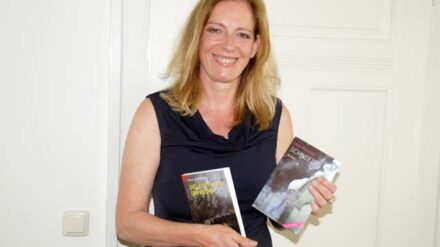 Genau wie Angela Rinn ist auch die Hauptfigur ihrer Krimis – Susanne Hertz – Pfarrerin. Deren Freundin Tanja Schmidt ermittelt in den Mordfällen.