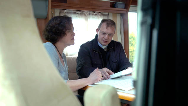 Die ARD-Dokumentation „Halleluja hinterm Deich“ begleitet den Priester Lars Bratke bei seiner Arbeit im Urlaubsort Schillig an der Nordsee