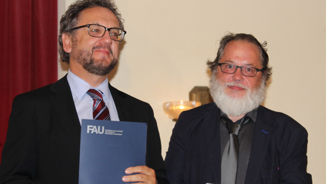 Heribert Prantl (links) erhielt die Urkunde von Fachbereichsleiter Wolfgang Schoberth (rechts)