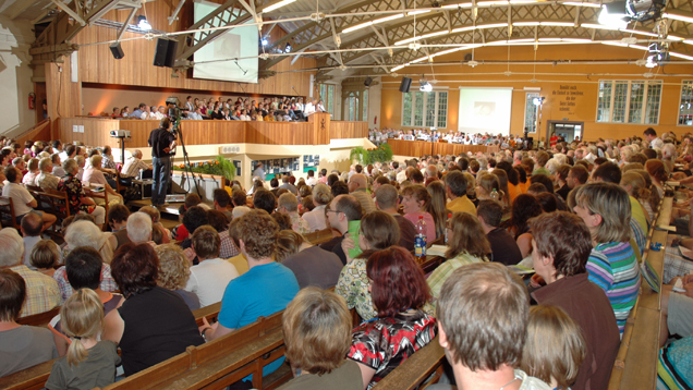 Die Deutsche Evangelische Allianz veranstaltet jedes Jahr eine Konferenz im thüringischen Bad Blankenburg. Die Halle, in der die täglichen Bibelarbeiten stattfinden, ist 110 Jahre alt, die Originalbestuhlung wird noch genutzt.