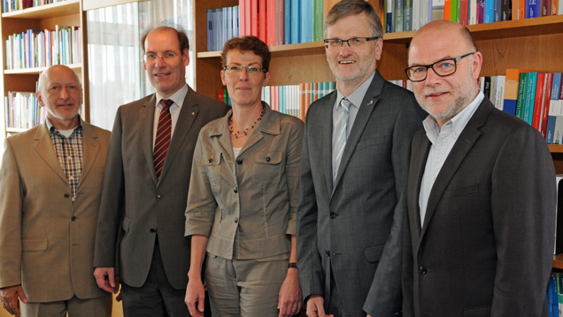 V. l.: Martin Ludwig, V&R, Mathias Türpitz, Geschäftsführer Neukirchener Verlagsgesellschaft, Carola Müller, Geschäftsführerin V&R, Hans-Wilhelm Fricke-Hein, Geschäftsführer Neukirchener Verlagsgesellschaft und Verlagsleiter Christoph Siepermann