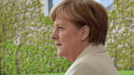 Nach dem Anschlag in einer Kirche: Merkel kondoliert Hollande