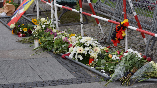 Niedergelegte Blumen vor der französischen Botschaft in Berlin zum Gedenken an die Opfer von Nizza