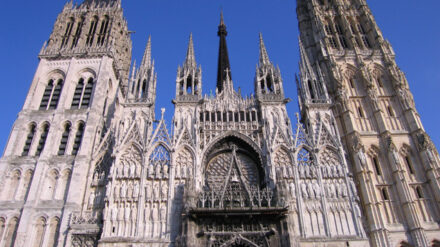 Am Sonntag gab es in der Kathedrale von Rouen einen Gedenkgottesdienst für den ermordeten Priester
