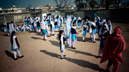 Auf dem Pausenhof einer Mädchenschule in Islamabad