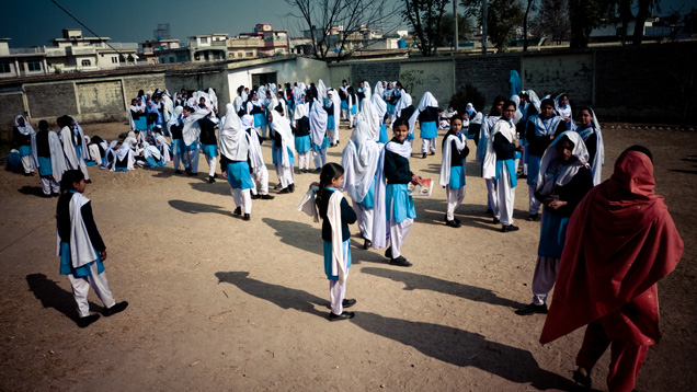 Auf dem Pausenhof einer Mädchenschule in Islamabad