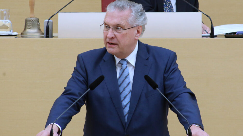 Nach Terror in Bayern: Innenminister Joachim Herrmann (CSU) will Kooperation von sozialen Netzwerken