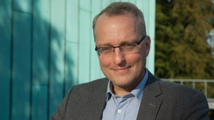 Carsten Rentzing ist seit August vergangenen Jahres Bischof der Evangelisch-Lutherischen Landeskirche Sachsens. Er ist verheiratet und hat vier Kinder mit seiner Frau. Durch einen katholischen Christen fand er als junger Erwachsener zum Glauben.