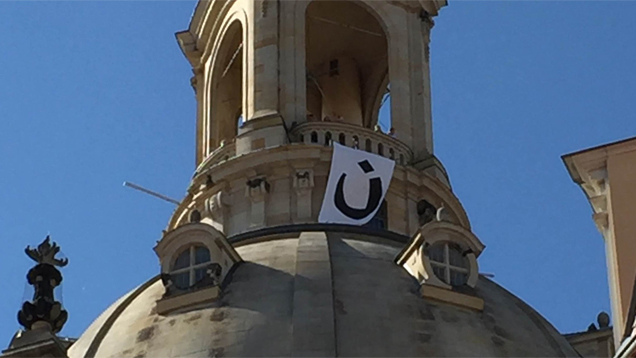Mit einem arabischen Schriftzeichen haben Aktivisten an der Dresdner Frauenkirche auf die weltweite Verfolgung von Christen aufmerksam gemacht