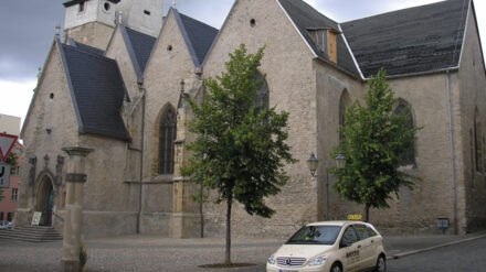 Die Stele vor der Michaeliskirche in Zeitz erinnert noch heute an die Tat von Oskar Brüsewitz vor 40 Jahren