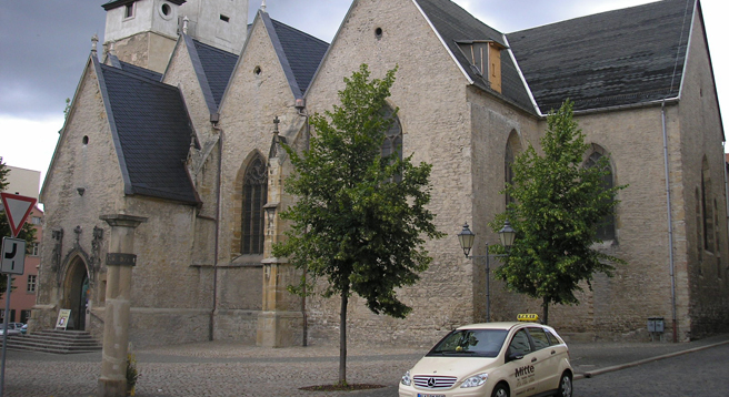 Die Stele vor der Michaeliskirche in Zeitz erinnert noch heute an die Tat von Oskar Brüsewitz vor 40 Jahren