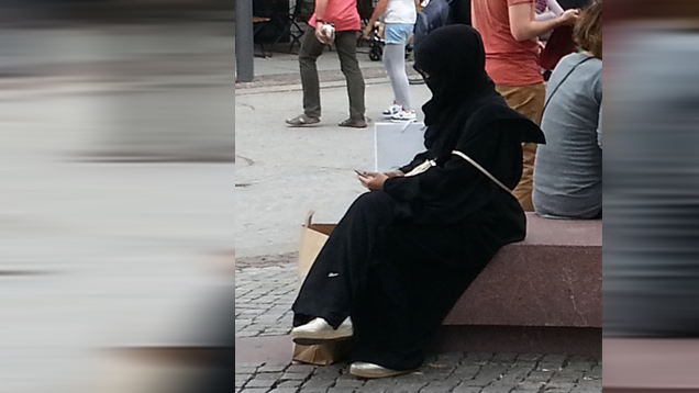 Eine Frau mit dem Gesichtsschleier Nikab, gesehen im August in Leipzig