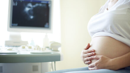 Kommt unser Kind gesund zur Welt? Diese Frage stellen sich viele Eltern. Frühdiagnosen ermöglichen, bestimmte Krankheiten zu erkennen. Der Gemeinsame Bundesausschuss prüft, ob ein Bluttest zu Trisomien künftig Kassenleistungen werden soll.