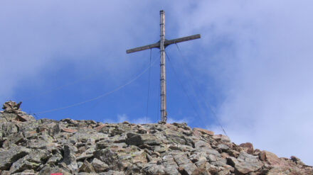 Die Bergsteiger sind froh, wenn sie das Gipfelkreuz erreichen. In den Alpen kam es jetzt schon zum dritten Vorfall, dass ein Gipfelkreuz mutwillig zerstört wurde