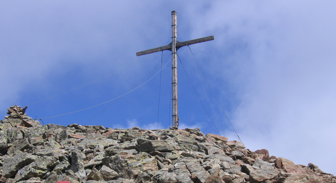 Die Bergsteiger sind froh, wenn sie das Gipfelkreuz erreichen. In den Alpen kam es jetzt schon zum dritten Vorfall, dass ein Gipfelkreuz mutwillig zerstört wurde