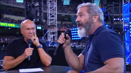 Der Filmemacher Mel Gibson (rechts) im Gespräch mit Pastor Greg Laurie