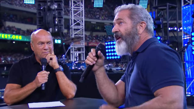 Der Filmemacher Mel Gibson (rechts) im Gespräch mit Pastor Greg Laurie