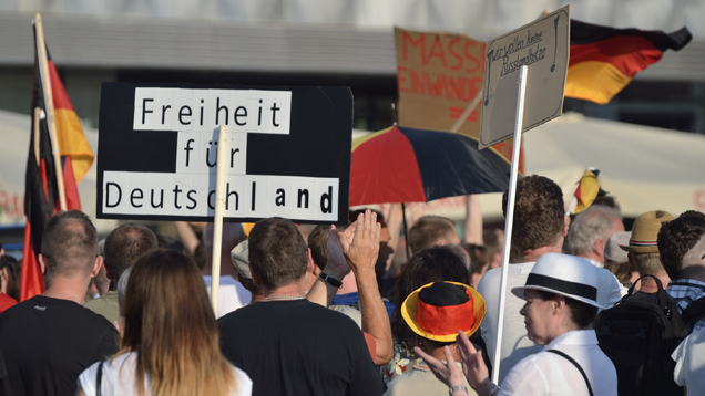 Die Stimmung im Lande ist aufgeheizt, Parolen werden statt Argumenten vorgebacht. Bayerische Lehrer sorgen sich deswegen um die Demokratie.
