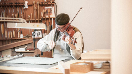 Für den Geigenbauer und diplomierten Physiker Martin Schleske wird die Arbeit oft zur Schatzkiste voller philosophischer und theologischer Erkenntnisse