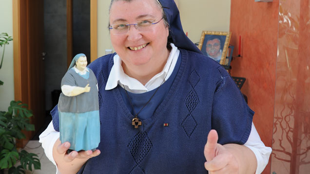 Der nach oben gereckte Daumen ist eines der Markenzeichen von Schwester Teresa