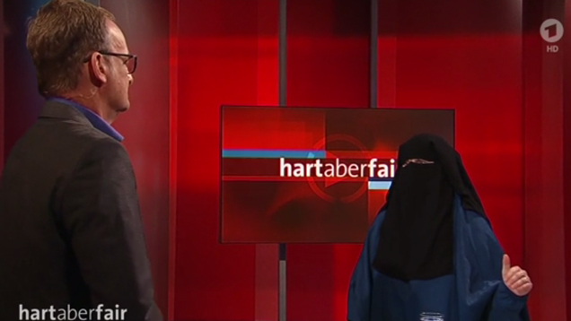 Frank Plasberg und Monika B. (rechts), die vor sieben Jahren vom Katholizismus zum Islam konvertierte