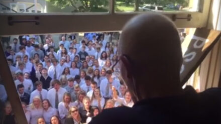 Gerührt lauscht Ben Ellis dem Lied der Schüler und singt auch ein paar Worte mit