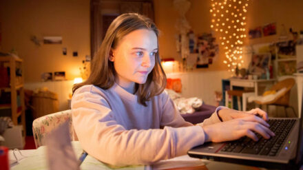 Die 13-jährige Sara freundet sich online mit Benny an, der angeblich 16 ist. Für sie hat das schlimme Konsequenzen.