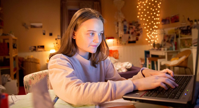 Die 13-jährige Sara freundet sich online mit Benny an, der angeblich 16 ist. Für sie hat das schlimme Konsequenzen.