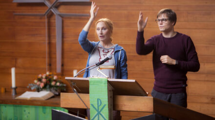 Mit ganz praktischen Übungen versucht Rebecca Fitz (Andrea Sawatzki) den Pfarrer Thaddäus aus der Reserve zu locken