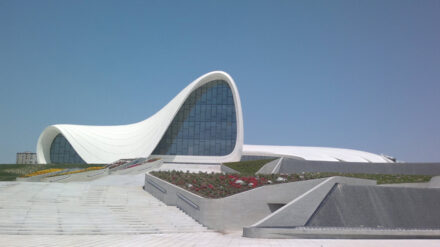 Das Heydər-Aliyev-Zentrum in Baku ist ein Wahrzeichen Aserbaidschans