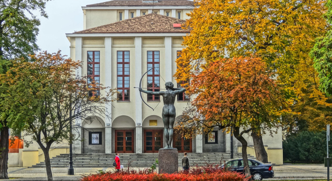 Regelmäßig finden im Theater des polnischen Bydgoszcz Festspiele statt. Mit der diesjährigen Aufführung des Stückes „Unsere Gewalt, Eure Gewalt“ hat der Regisseur Oliver Frljić die Besucher geschockt